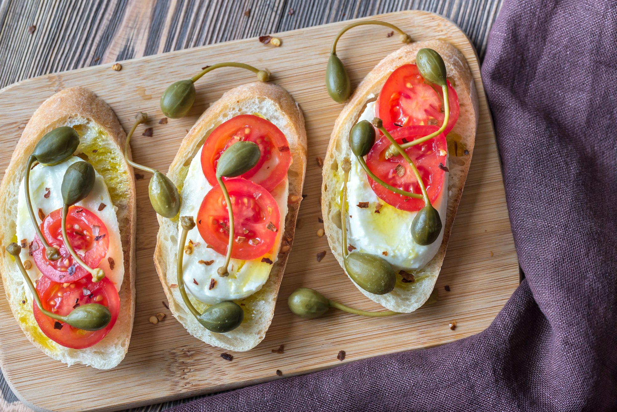 Ciabatta with mozzarella, tomatoes and capers